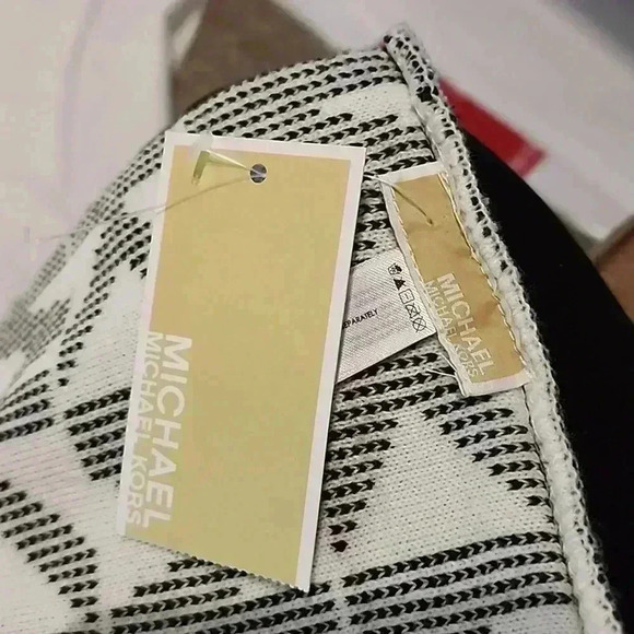 MICHAEL KORS WOMEN'S scarves pblack and white nwt - Picture 4 of 4
